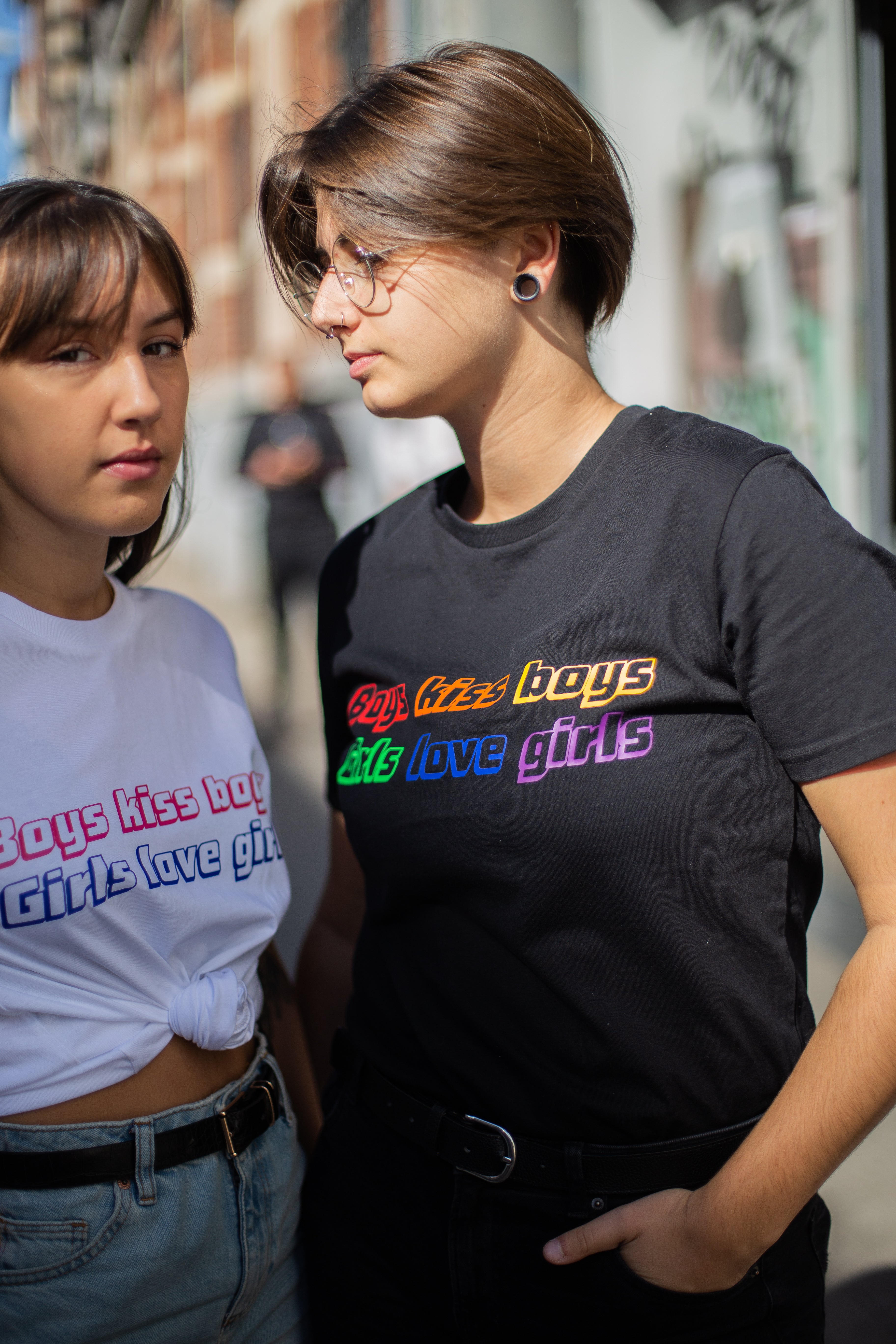 TEE-SHIRT "GIRLS LOVE GIRLS, BOYS KISS BOYS"
