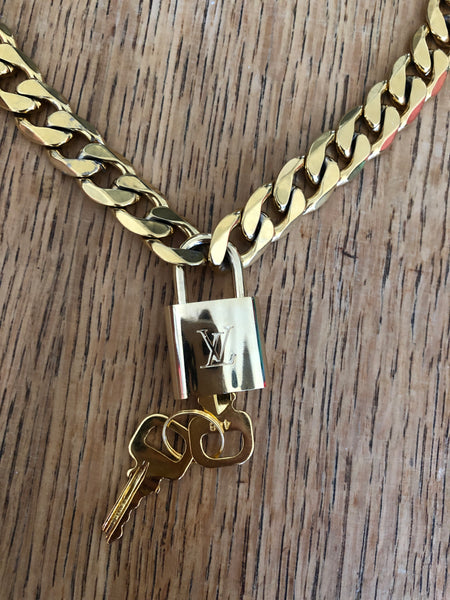 Cadenas Louis Vuitton avec collier strass pour lui